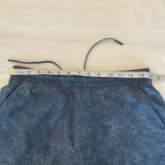Lululemon Pace Breaker Short 9" *Liner Built in Cell Phone Pouch in Size Medium - Picture 12 of 15